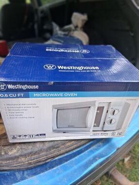 White 0.6 cu ft Countertop Microwave Oven
